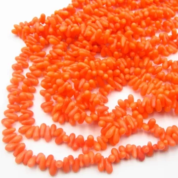 Koral  pomarańczowy krople (wiercone u góry) 7x3 mm (sznur)