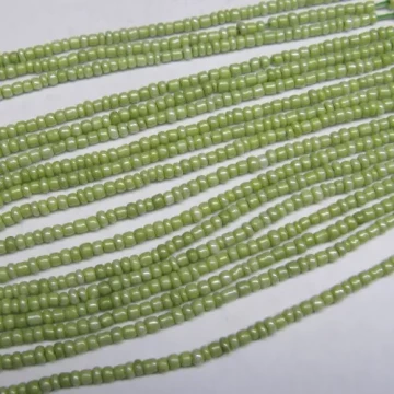 Koraliki szklane zielone 2x1,5-2mm (sznurek)