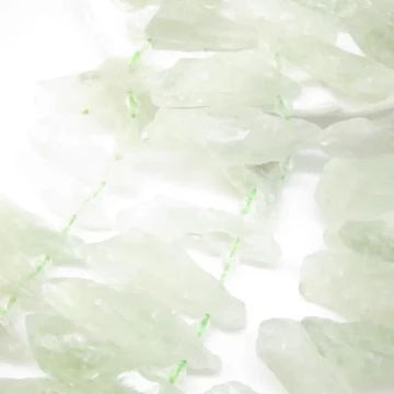 Kryształ Zielony surowy bryłki - nieregularne (sznur)