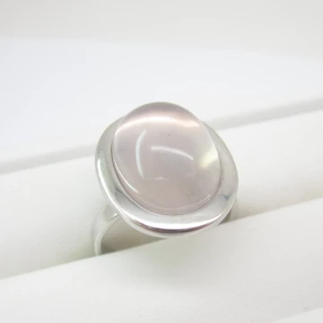 Kwarc Różowy w srebrze rodowanym - pierścionek owal