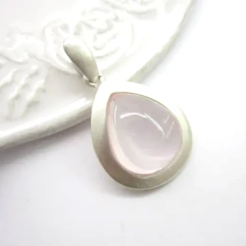 Kwarc różowy w srebrze satynowanym - zawieszka łza