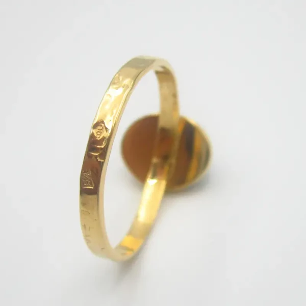 Malachit w złoconym srebrze młotkowanym - pierścionek (Rozmiar Jubilerski 13, 14, 15, 16)
