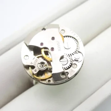 Mechanizm zegarka w srebrze - pierścionek