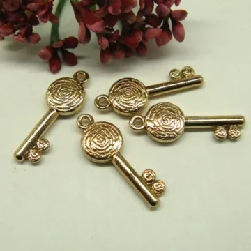 Metalowy element ozdobny - złoty kluczyk 23x8 mm