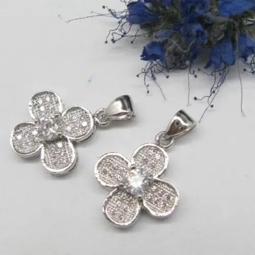Miedź srebrzona + cyrkonie microsetting zawieszka kwiatek 15 mm