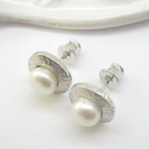 Perła biała i rodowane srebro młotkowane - kolczyki sztyfty - okrągłe 6 mm (para)