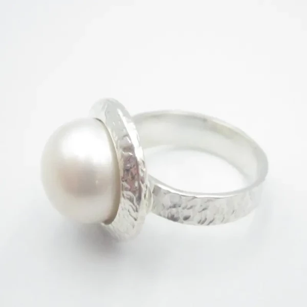 Perła biała i srebro młotkowane - pierścionek oczko okrągłe (Rozmiar Jubilerski 13) +/- 2 rozmiary dodatkowej regulacji