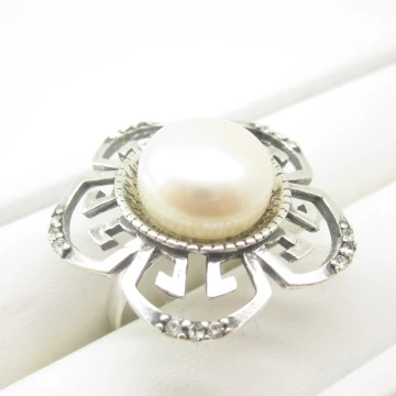 Perła hodowana biała w srebrze oksydowanym i cyrkonie - pierścionek kwiatek