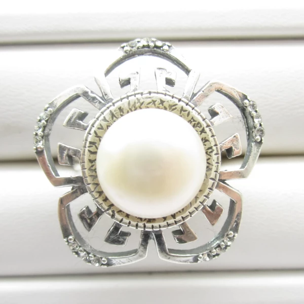 Perła hodowana biała w srebrze oksydowanym i cyrkonie - pierścionek kwiatek