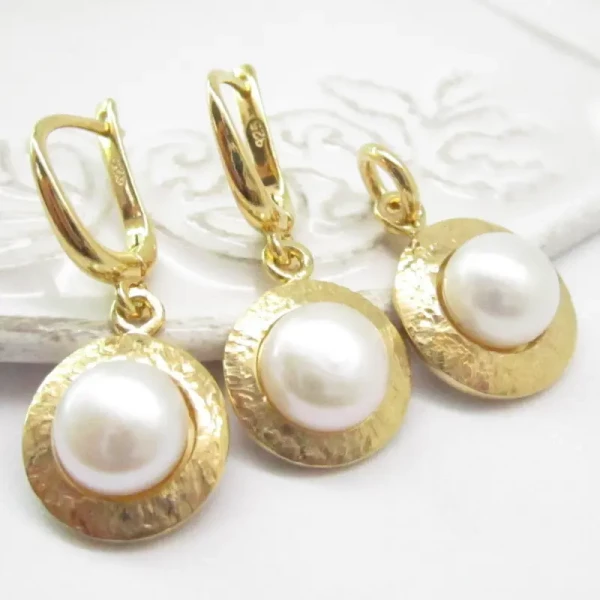 Perły Białe w młotkowanym srebrze złoconym - komplet: kolczyki i wisiorek 