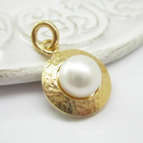 Perły Białe w młotkowanym srebrze złoconym - komplet: kolczyki i wisiorek 