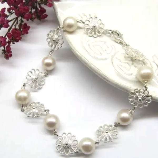 Perły białe w srebrze - bransoletka kwiatki