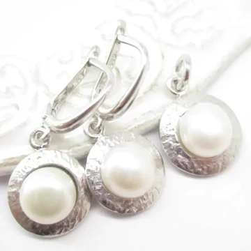 Perły Białe w srebrze młotkowanym - komplet: kolczyki i wisiorek 