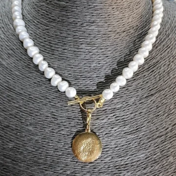 Perły Naturalne, białe i srebro złocone- naszyjnik z blaszką młotkowaną