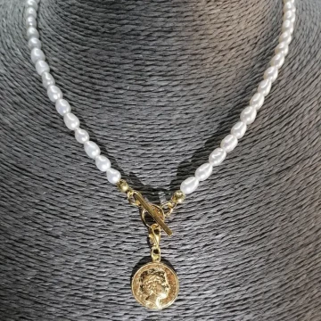 Perły Naturalne, białe i srebro złocone- naszyjnik z monetą - Królowa Elżbieta II
