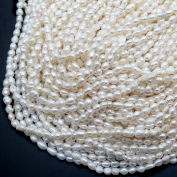 Perły Naturalne Hodowane białe ryż 4-5 mm (sznur)