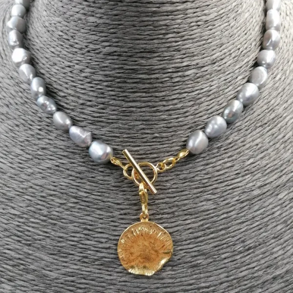 Perły Naturalne, szare i srebro złocone- naszyjnik z blaszką młotkowaną, zapięciem toggle