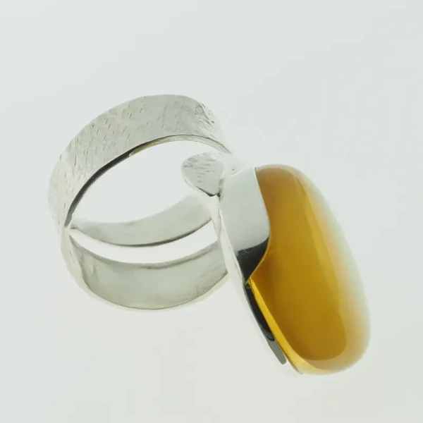 Przezroczysto-mleczny Bursztyn owalny i srebro młotkowane - pierścionek regulowany (Rozmiar Jubilerski 17)