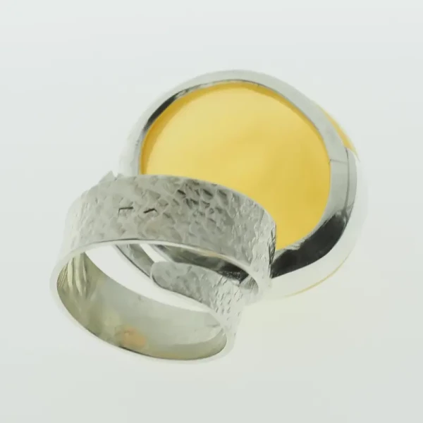 Przezroczysto-mleczny Bursztyn owalny i srebro młotkowane - pierścionek regulowany (Rozmiar Jubilerski 17)