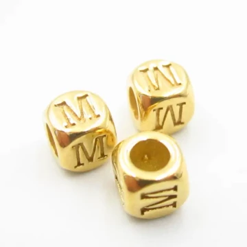 Srebro Ag złocone - przekładka kostka z literą M