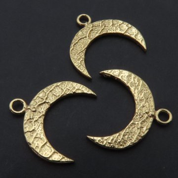 Srebro złocone  Ag - księżyc młotkowany 18x13mm