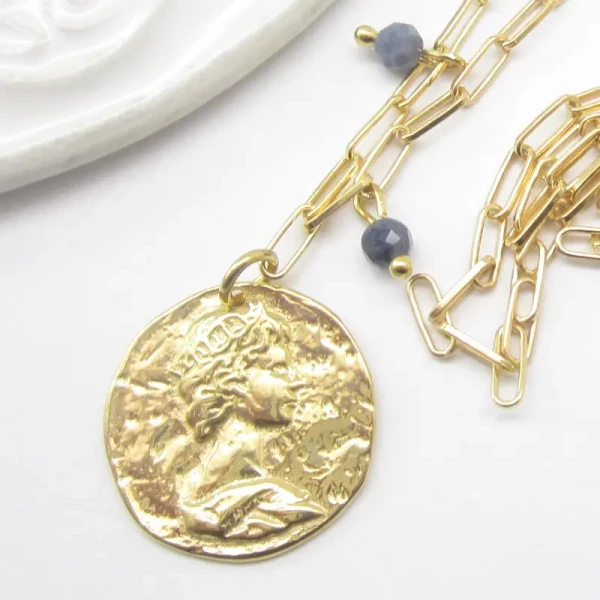 Szafir i srebro złocone - naszyjnik na łańcuszku z monetą