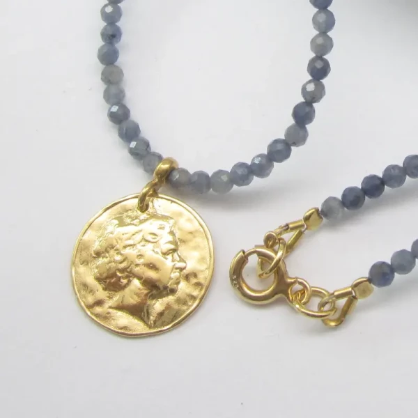 Szafir fasetowany i srebro złocone - naszyjnik z monetą