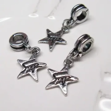 Metalowy element ozdobny - Zawieszka w kształcie gwiazdy z napisem STAR 26x11 mm